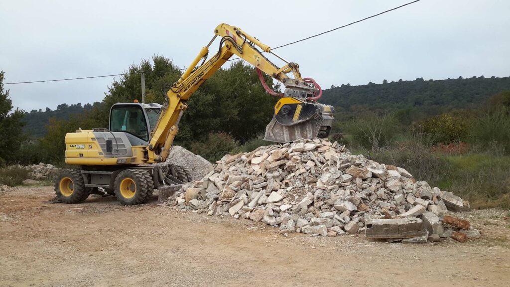 Demolition - concassage - recyclage - revalorisation - professionnels - batiment - hangar - plateforme - ESTP - Frederic AUBERT - terrassier - Seillons Source d Argens - Saint maximin - 83470