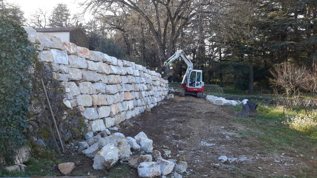 Enrochements - plateforme intdustrielle - agricole - aire - Voies d'acces - parking - locaux - ESTP - Frederic AUBERT - terrassier - Seillons Source d Argens - Saint maximin - 83470