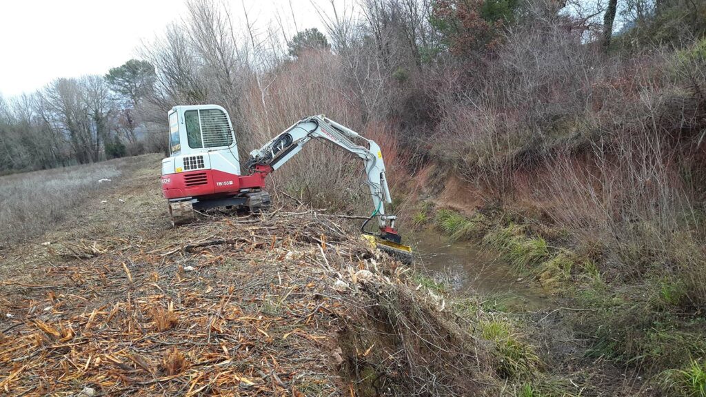 debroussaillage - curage - ruisseau - agricole - chemin d'acces - maraichage - broyeurs - epareuse - ESTP - Frederic AUBERT - terrassier - Seillons Source d Argens - Saint maximin - 83470