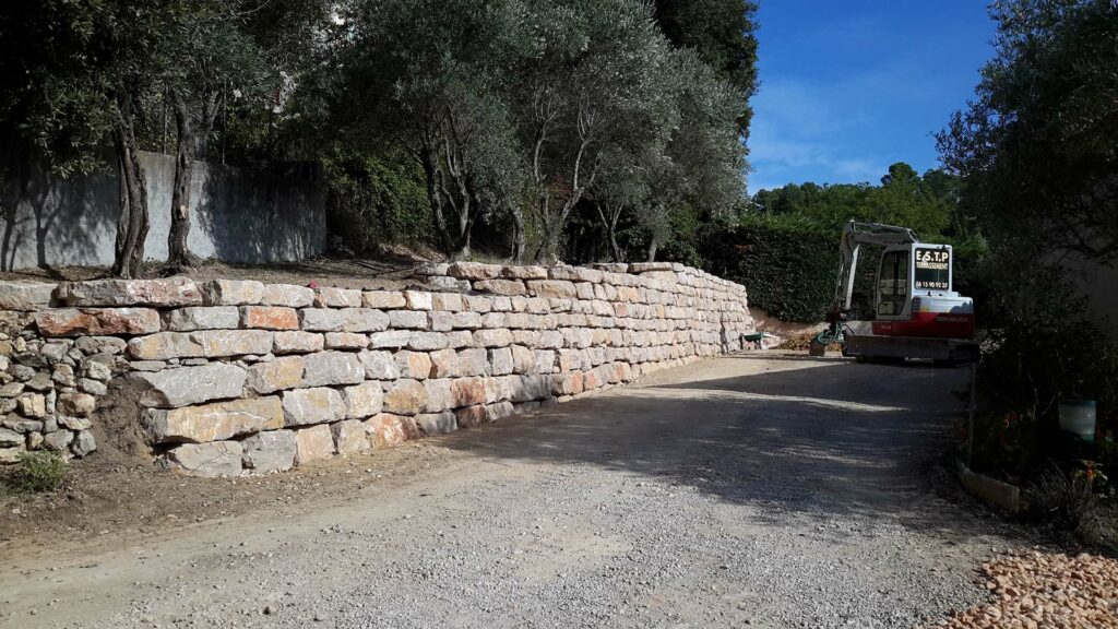 enrochement - mur en pierre - restanque - gabions - blocs de pierre - boulodrome - cuisine exterieure - ESTP - Frederic AUBERT - terrassier - Seillons Source d Argens - Saint maximin - 83470