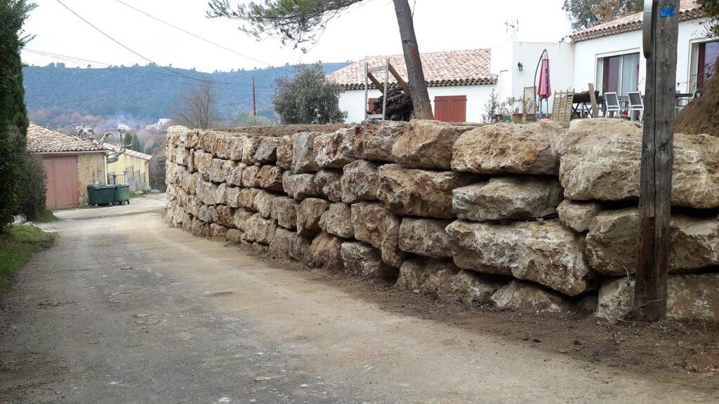 mur de soutenement - restanques - mur en pierre - enrochement - plateforme - terrasse - supporter terres ESTP - Frederic AUBERT - terrassier - Seillons Source d Argens - Saint maximin - 83470