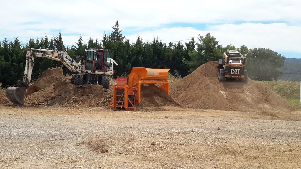 terre vegetale - compost - ballast - tout venant - terres steriles - dechets verts - terre enrichie - ESTP - Frederic AUBERT - terrassier - Seillons Source d Argens - Saint maximin - 83470