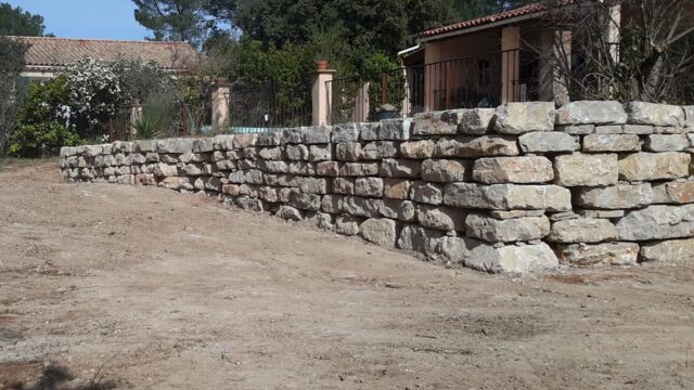 article- piscine - mur soutenement - enrochement- jardin- état final - ESTP - Frederic AUBERT - terrassier - Seillons Source d Argens - Saint maximin