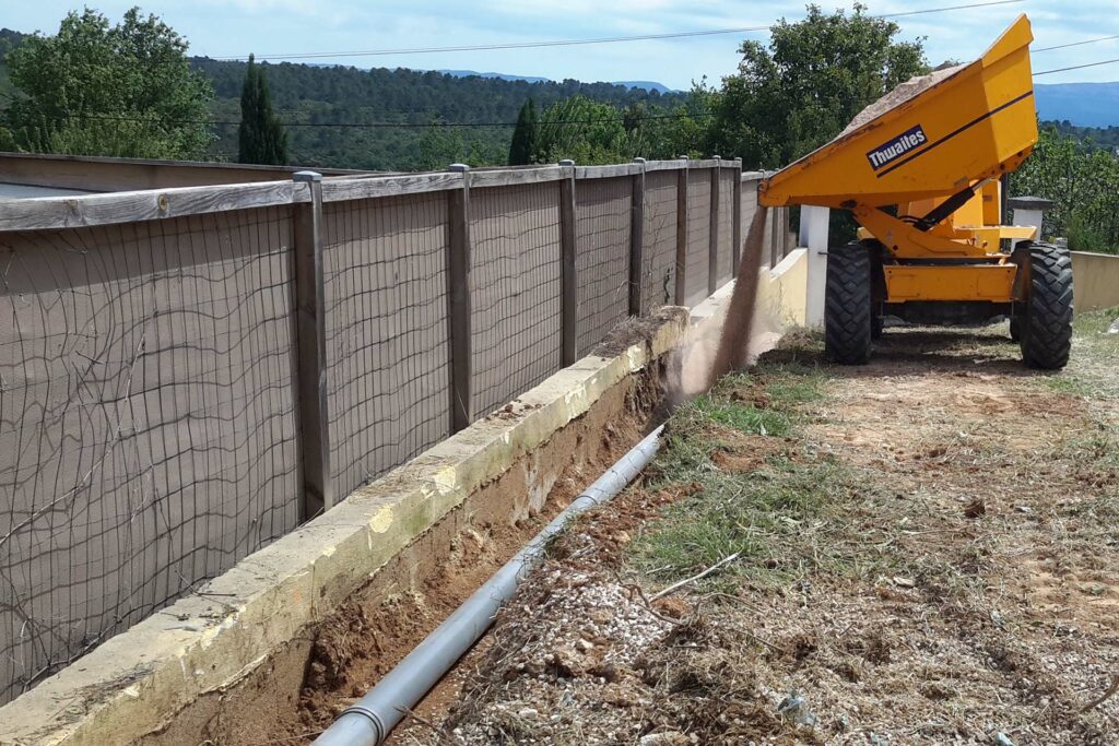 article-enrochement- éboulement- canaliser eau de pluie -étape-ESTP-Frederic AUBERT-terrassier- Seillons Source d Argens - Saint maximin