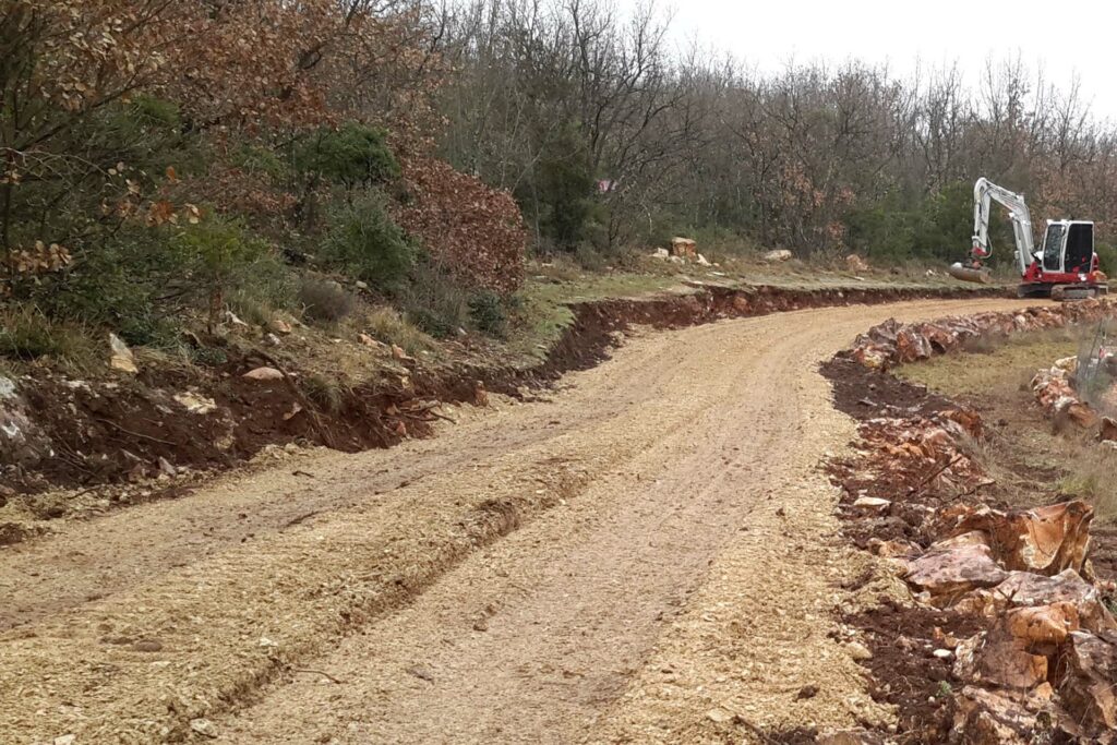 article-travaux agricole- chemin paysan-ravinement-état final-ESTP-Frederic AUBERT-terrassier- Seillons Source d Argens - Saint maximin